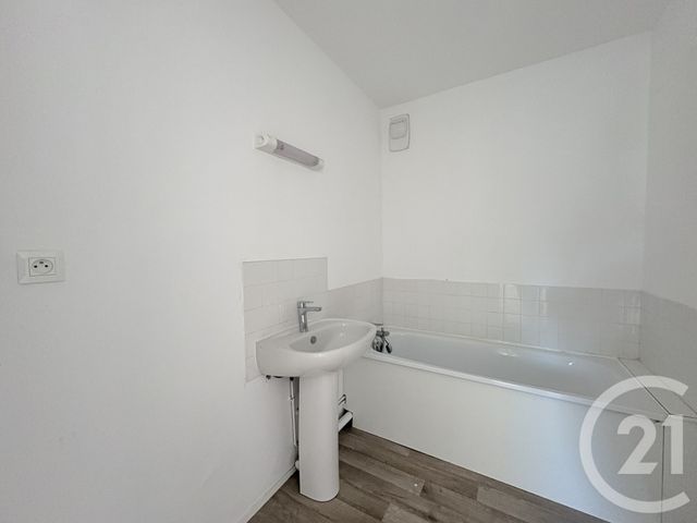 Appartement T3 &agrave; louer - 3 pi&egrave;ces - 63,25 m2 - St Quentin - 02 - PICARDIE